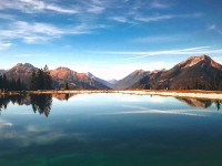 爱一番三分钟走读：先看证据是不是太薄，再把对比写成同口径（写作也能用）